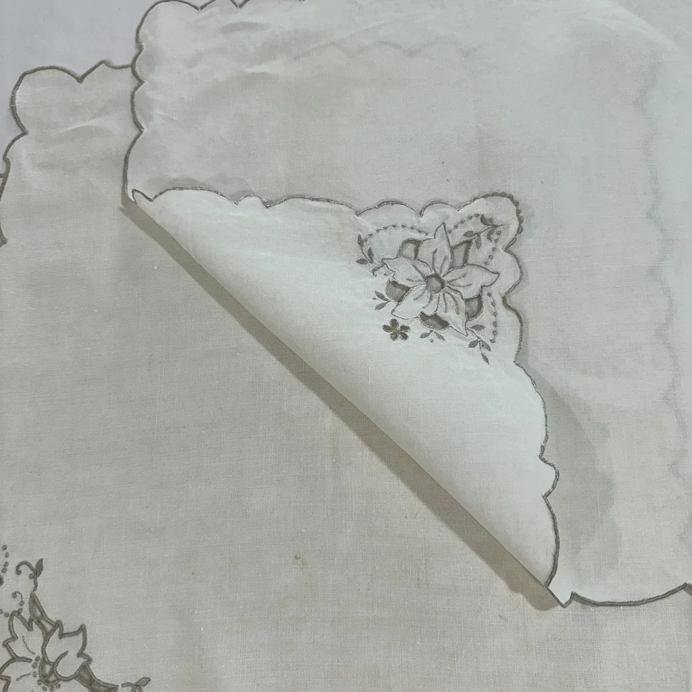 Vintage Napkins‎ Set 4 White Linen Floral Embroidered Scalloped Edge 17